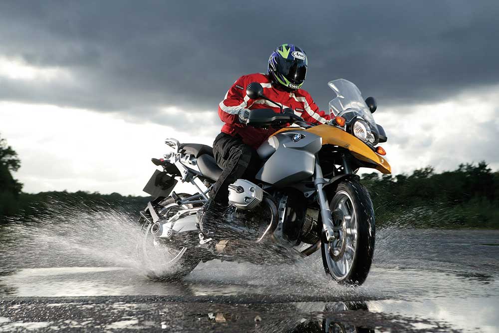 Почему мотоциклистам не нравится дождь или как чувствовать себя в безопасности в плохую погоду?